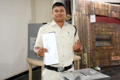 आज 100 अधिकारी-कर्मचारियों ने किया डाक मतपत्र से मतदान